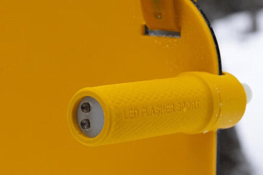 Детайл на LED индикатора на попадението GOAST Flasher Sport