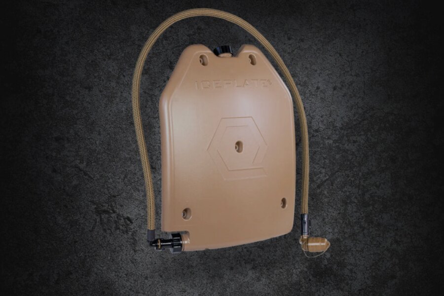 Хидратираща система Qore Performance ICEPLATE<sup>®</sup> във формата на балистична плоча с тръбичка и мундщук.