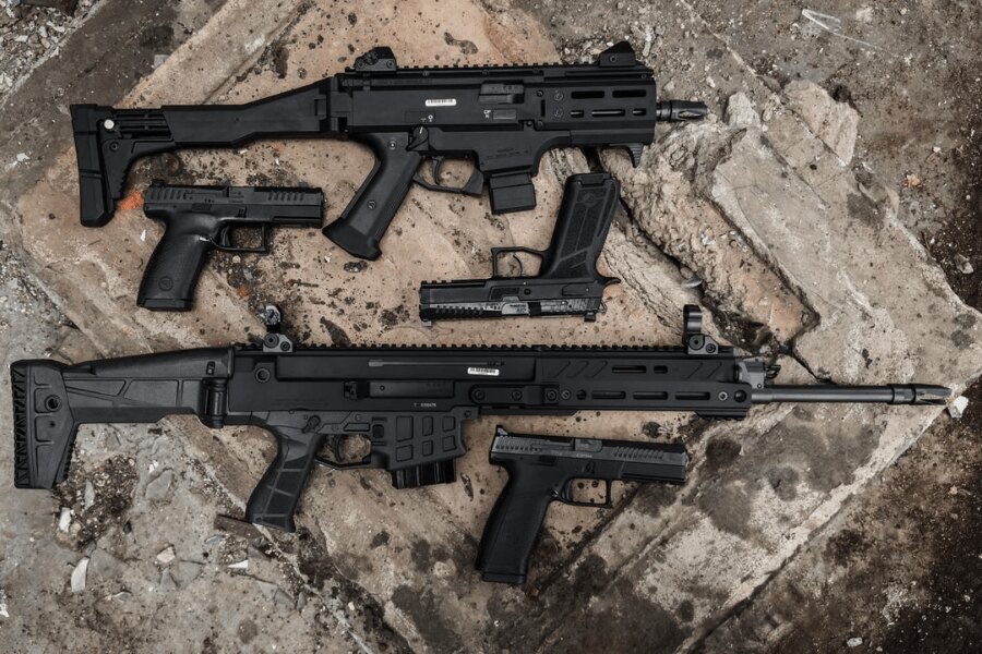 CZ Scorpion EVO 3 и пистолет върху бетонни блокове по време на продуктова фотосесия