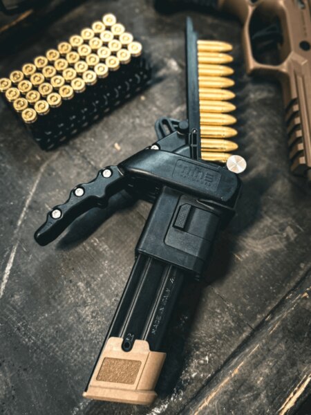 Устройство за зареждане на пълнители Nine Reloaded до патрони калибър 9 мм Luger и пистолет.