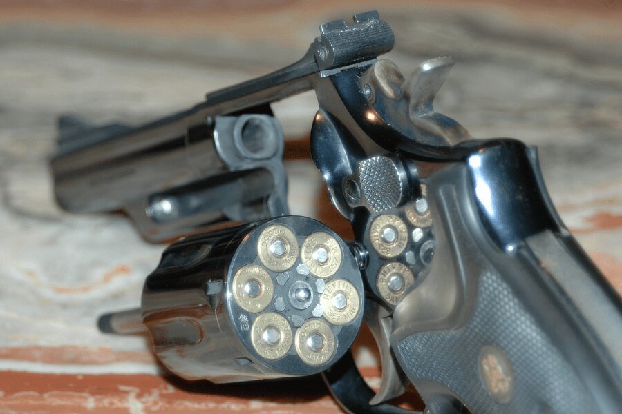 Револвер "Smith & Wesson" Model 19 с отворен барабан и патрони .357 "Magnum".