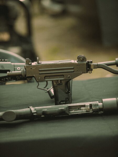 Aвтомат "UZI" със сгъваем метален приклад.