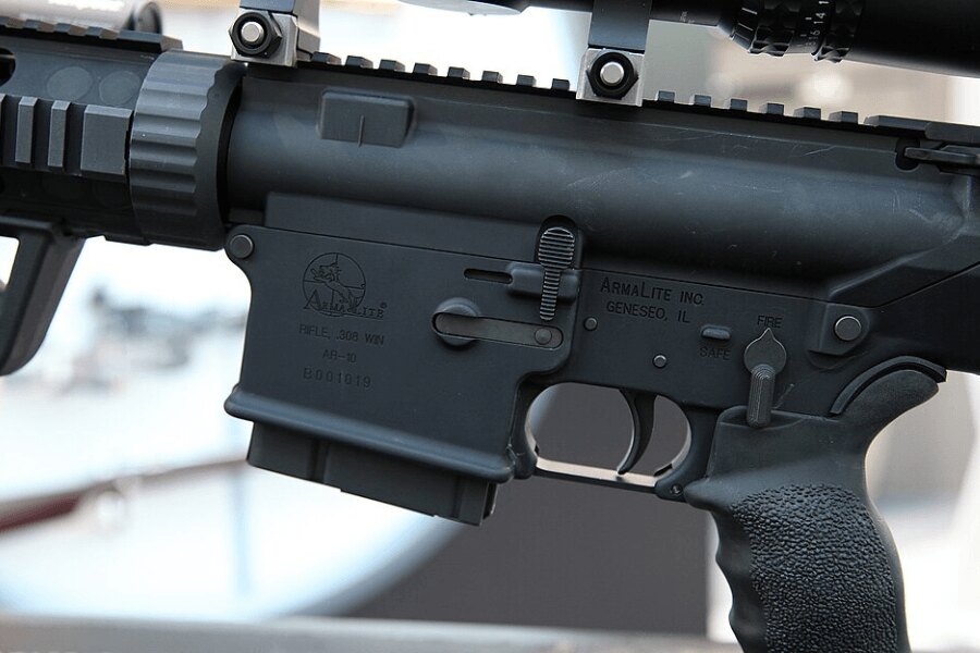 Детайли на долната част на корпуса на затвора на пушката "ArmaLite AR-10".