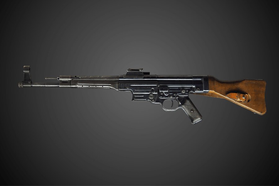 Германската щурмова пушка "StG 44" при поглед отстрани.