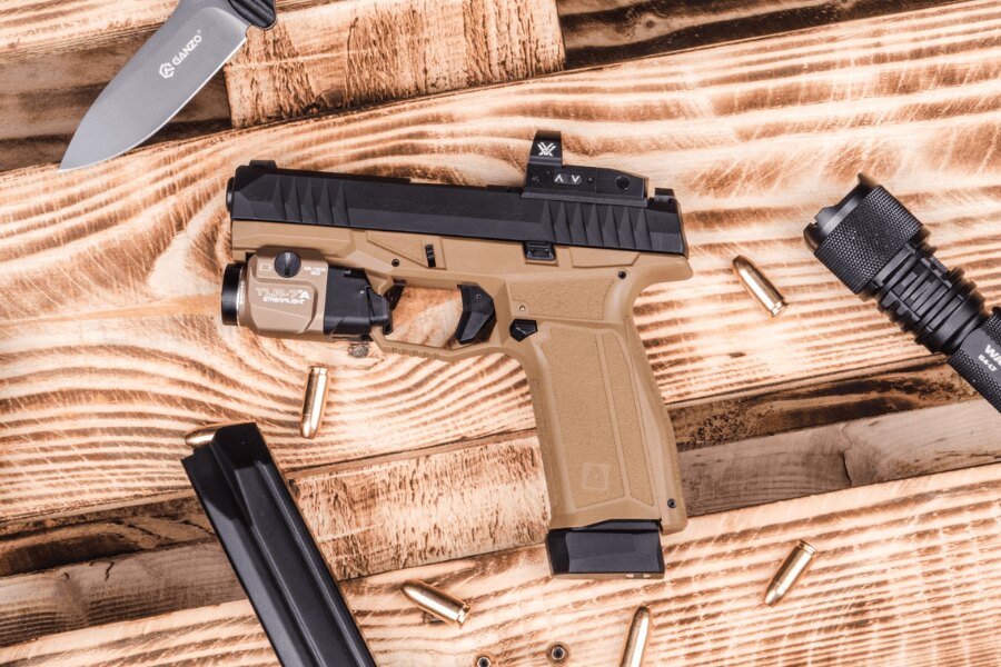 Пистолет "Arex Delta Gen.2 OR" с колиматор "Vortex Defender", оръжеен фенер "Streamlight TLR-7A" и удължена пета на пълнителя. Снимка: Rigad
