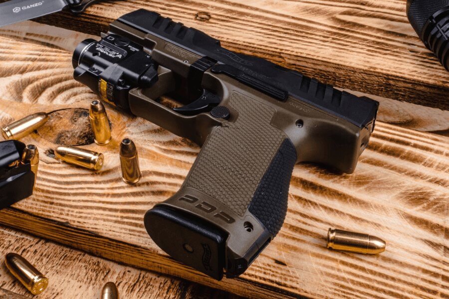 Пистолет "Walther PDP Compact" с налепени дръжки и оръжеен фенер "Streamlight TLR-7A".