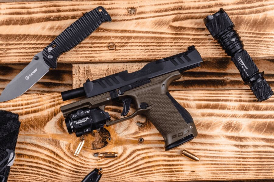 Разглобен пистолет "Walther PDP Compact" с удължена цев с резба и оръжеен фенер.