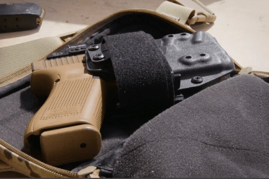 CCW Insert Agilite<sup>&reg;</sup> с вътрешен кобур от кидекс и пистолет вътре в чантата.