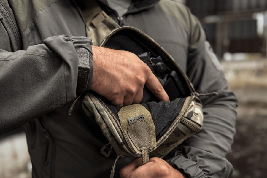Изваждане на пистолета от чантата Agilite<sup>&reg;</sup> с вградена система CCW Insert (Consealed Carry Weapon Insert, скрито носене на оръжие) скрито носене на оръжие.