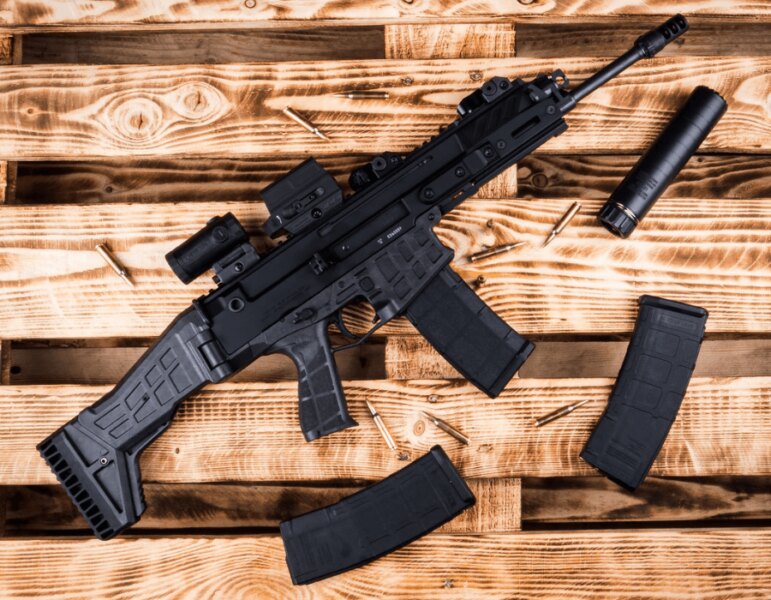 Самозарядна пушка CZ BREN 2 с колиматор, удължаващ модул и заглушител.