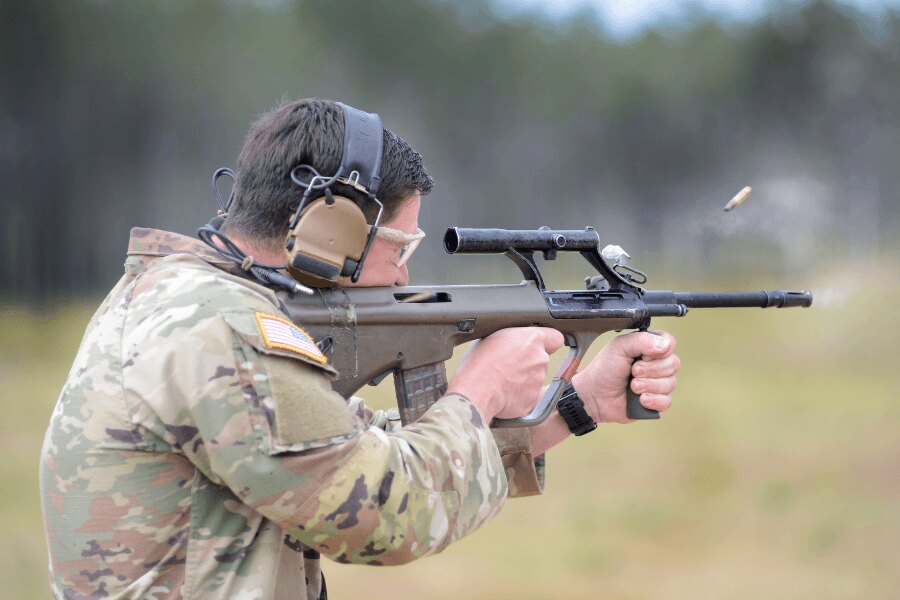 Войник със самозарядна пушка "Steyr AUG" по време на стрелково обучение.