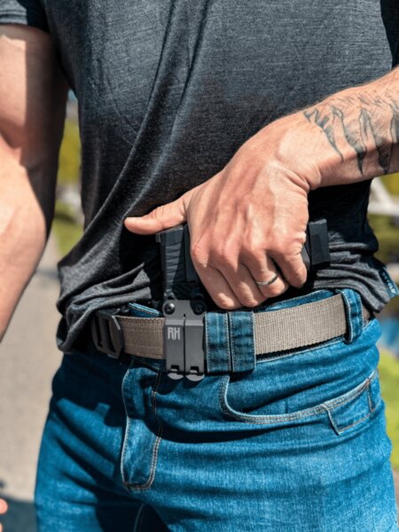 Изтегляне на пистолет от кобур IWB (Inside Waistband) "RH Holsters" при скрито носене отпред.