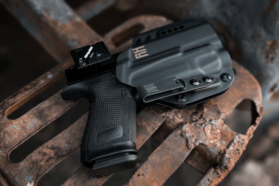 Пистолет с колиматор, поставен в черен IWB (Inside Waistband) кобур "RH Holsters".