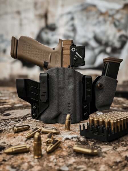 Пистолет с колиматор "Aimpoint", прибран в кобур "Safariland Incog X" с резервен пълнител.