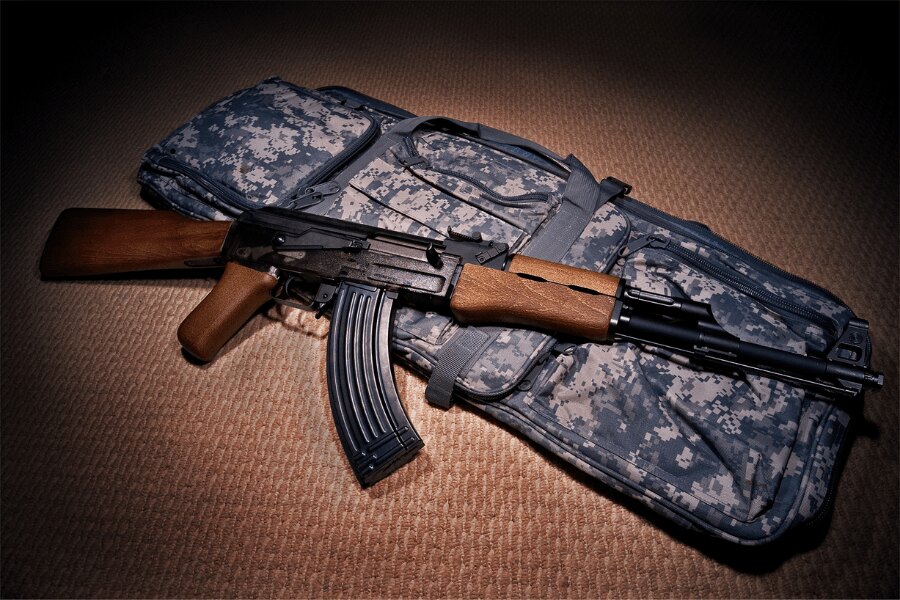 Реплика на пушката AK-47 от G&G Armament, поставена в подплатен калъф за оръжие.