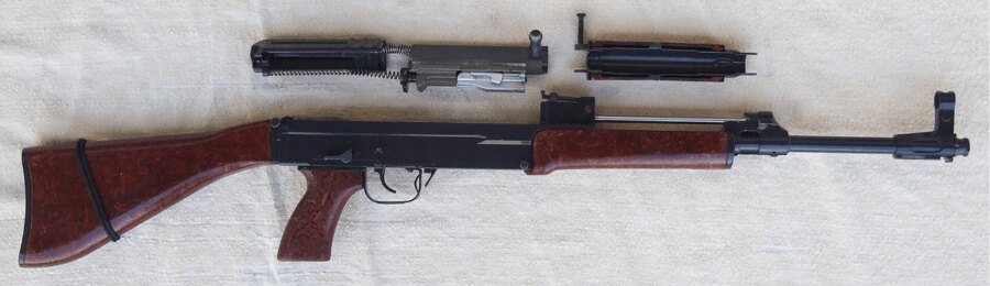 Частично разглобен автомат Sa vz. 58 P с изваден затворен механизъм и капак на затворния корпус.