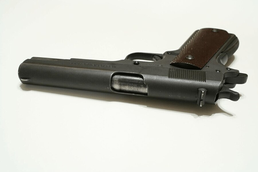 Исторически пистолет "Colt M1911", произведен през 1917 г., поглед отгоре на затвор и ръкохваткаръжка.