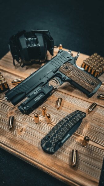 Пистолет "BUL 1911 EDC" 5" калибър .45 ACP с фенер "Streamlight TLR-1 HL", боеприпаси и стрелково оборудване.