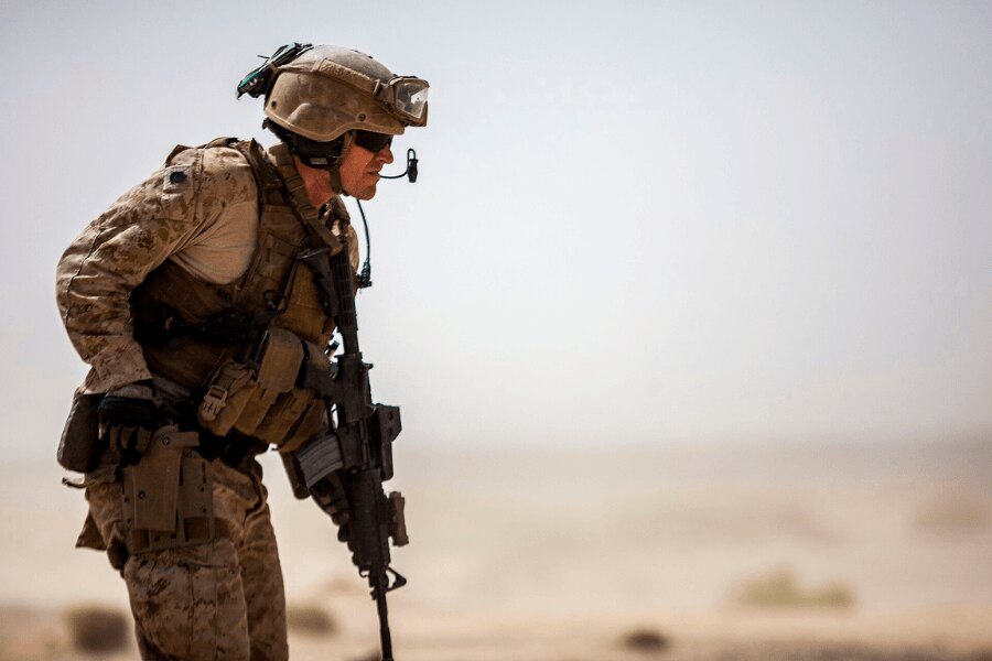 Член на U.S. Marine Corps с пистолет "M1911" в кобур по време на учението Eager Lion 2013 г. в Йордания.