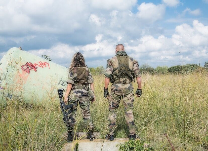 Войници, мъж и жена, на поляна