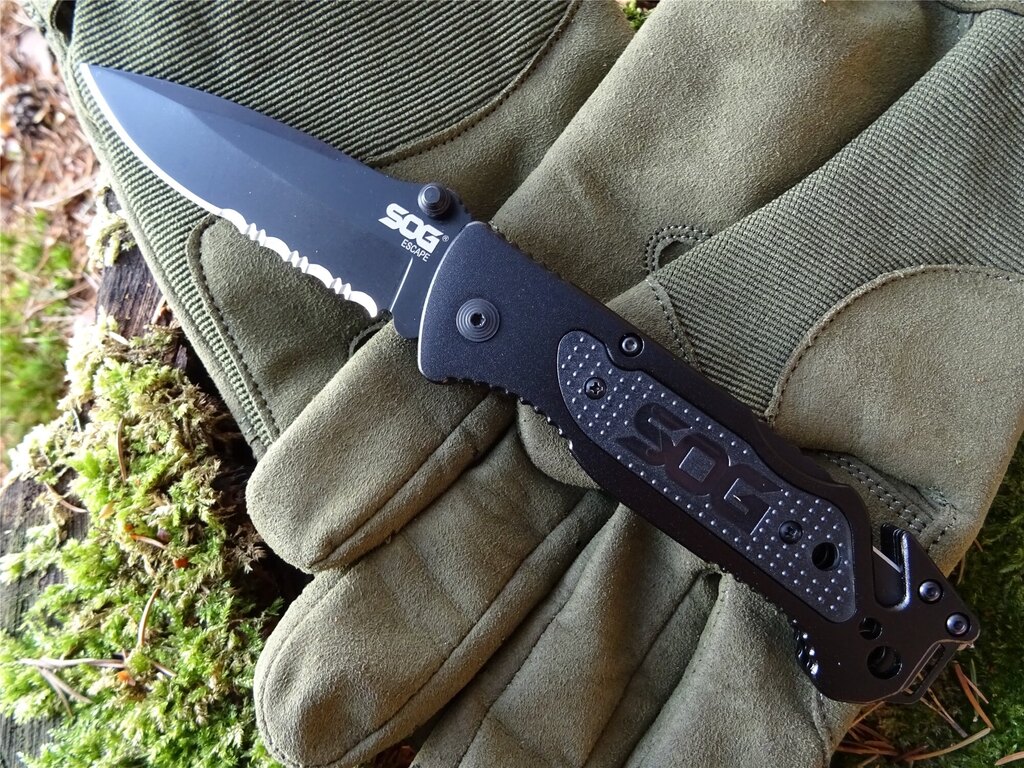 Сгъваем нож SOG® Escape - черен